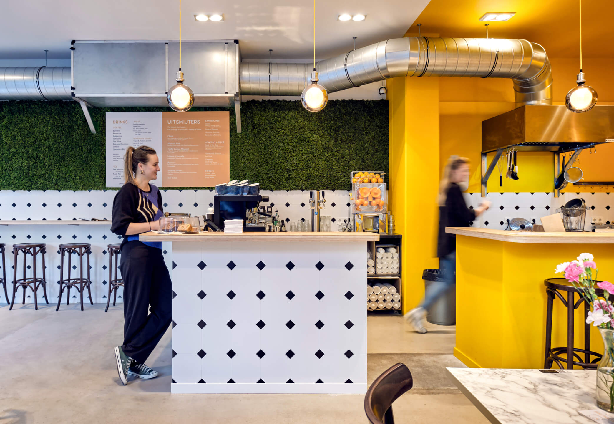 De Uitsmijter in Amsterdam Zuid: café redesigned by Apto Architects with a modern, nostalgic interior.