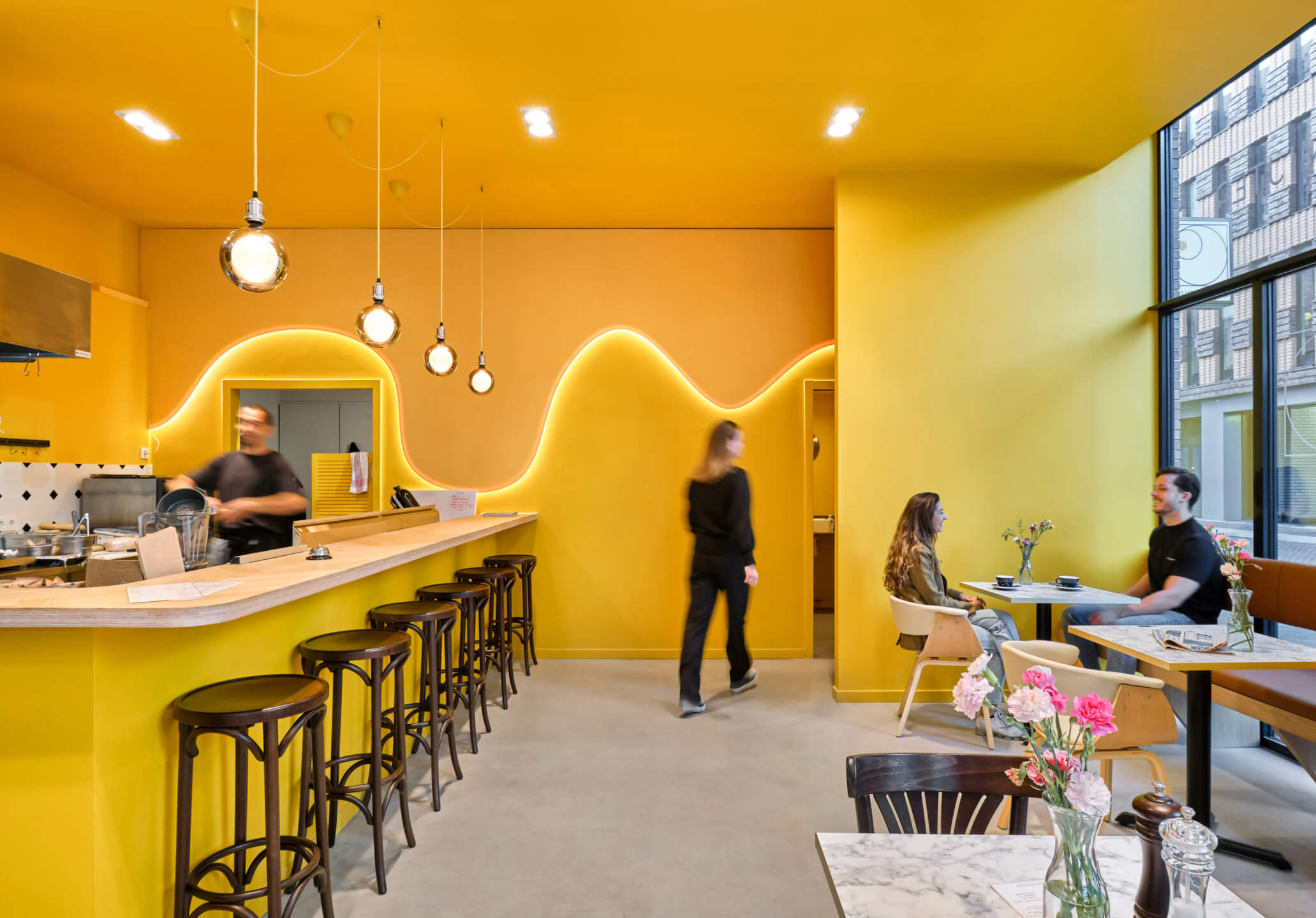 De Uitsmijter in Amsterdam Zuid: café redesigned by Apto Architects with a modern, nostalgic interior.