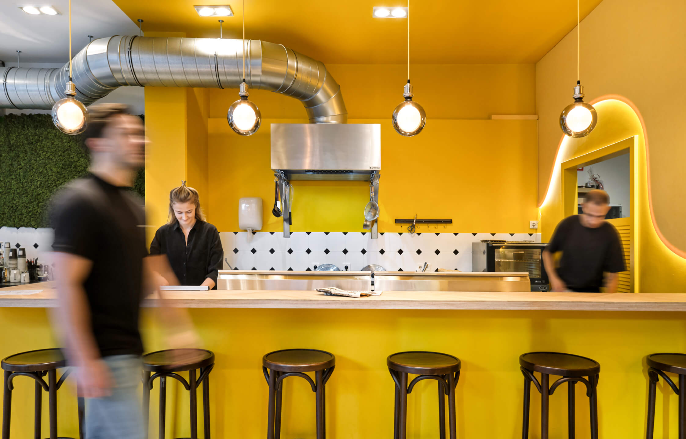 De Uitsmijter in Amsterdam Zuid: café redesigned by Apto Architects with a modern, nostalgic interior.