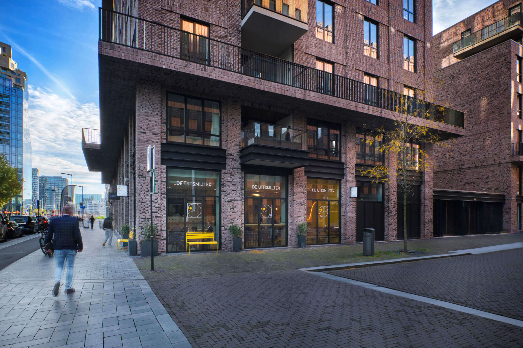 De Uitsmijter in Amsterdam Zuid: café redesigned by Apto Architects with a modern, nostalgic interior.