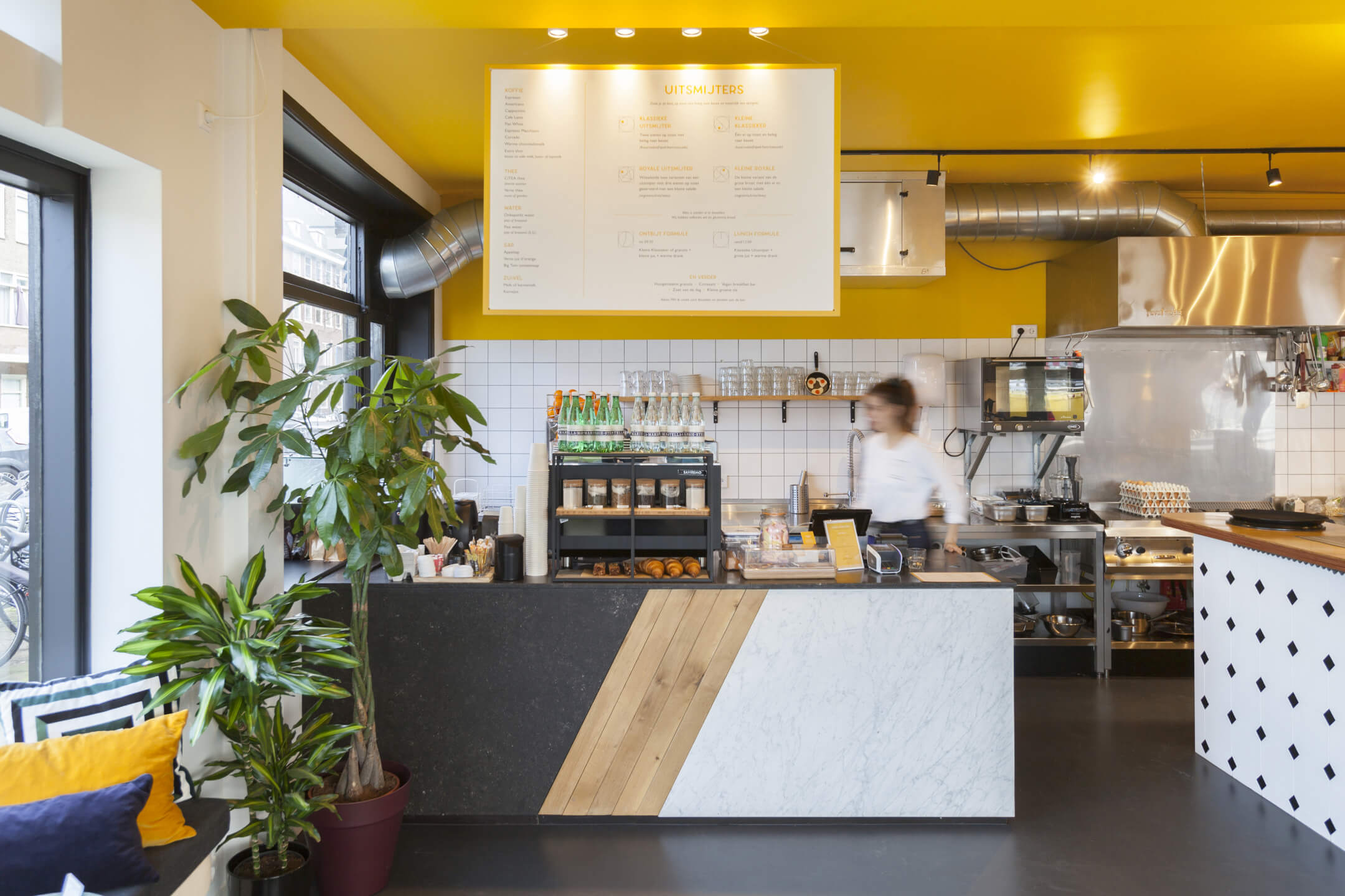 De Uitsmijter in Amsterdam: café redesigned by Apto Architects with a modern, nostalgic interior.