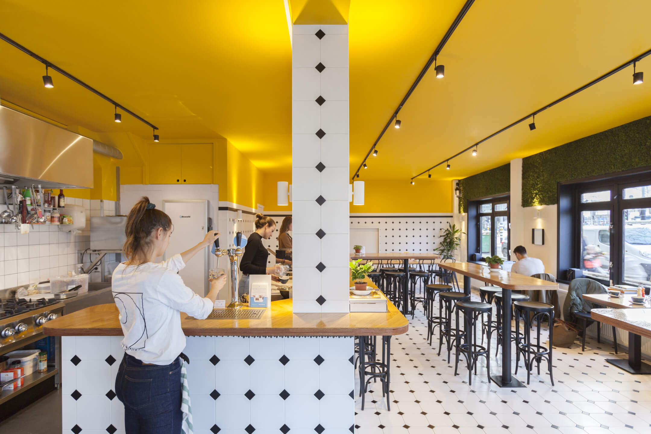 De Uitsmijter in Amsterdam: café redesigned by Apto Architects with a modern, nostalgic interior.