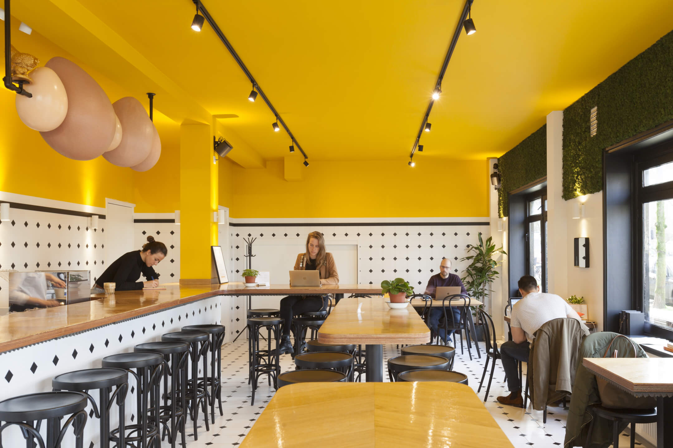 De Uitsmijter in Amsterdam: café redesigned by Apto Architects with a modern, nostalgic interior.
