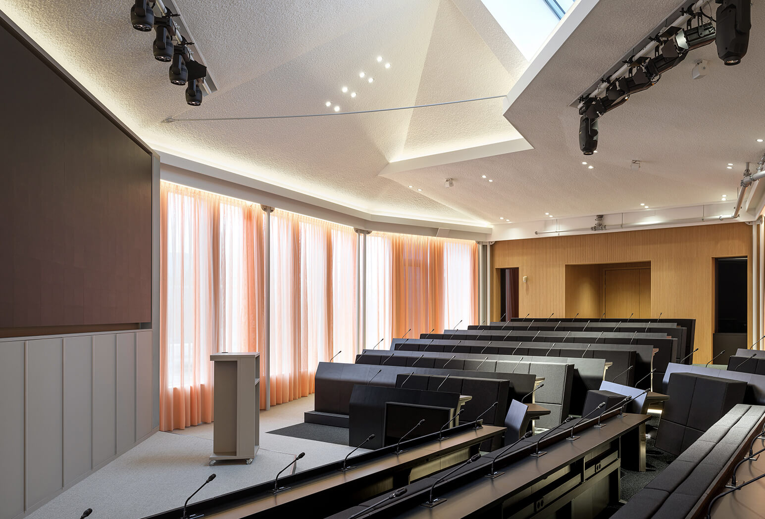 Apto Architects’ workplace concept for the 18,000 m² Tripolis office in Amsterdam, featuring sustainable office design, collaborative workspaces, and efficient circulation.