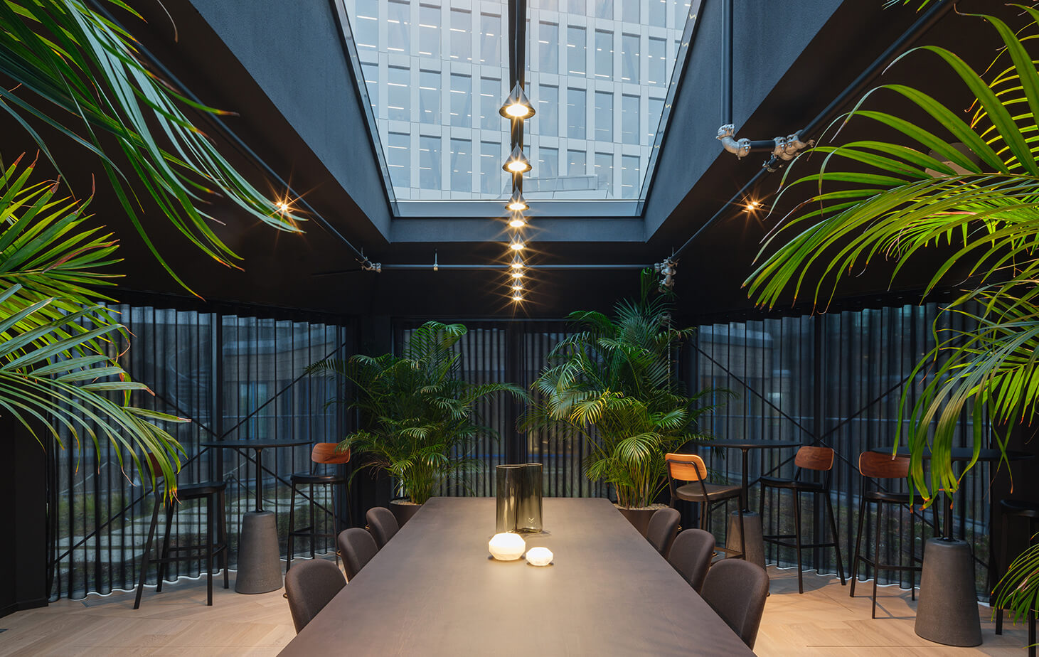 Apto Architects’ workplace concept for the 18,000 m² Tripolis office in Amsterdam, featuring sustainable office design, collaborative workspaces, and efficient circulation.