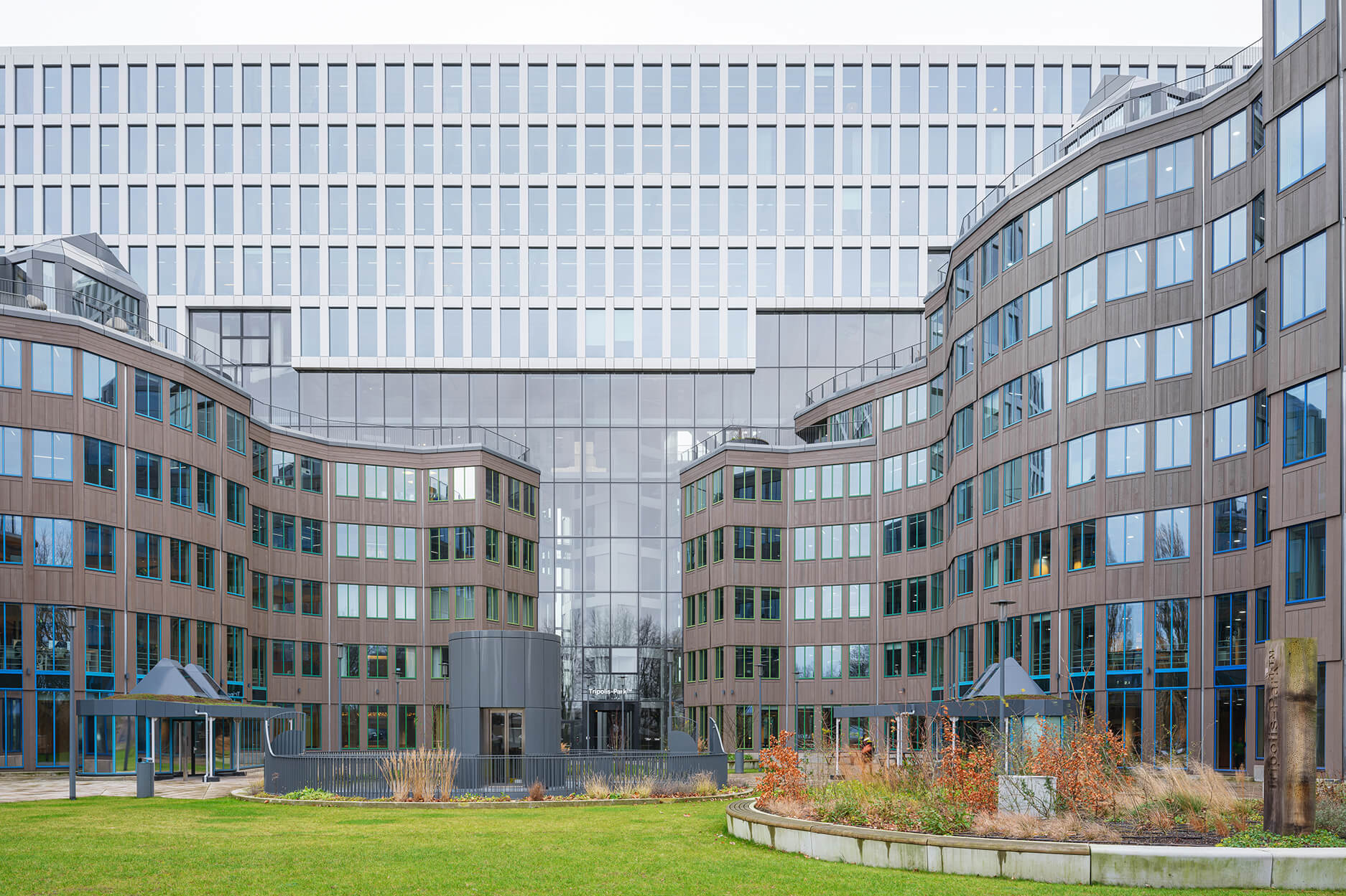 Apto Architects’ workplace concept for the 18,000 m² Tripolis office in Amsterdam, featuring sustainable office design, collaborative workspaces, and efficient circulation.