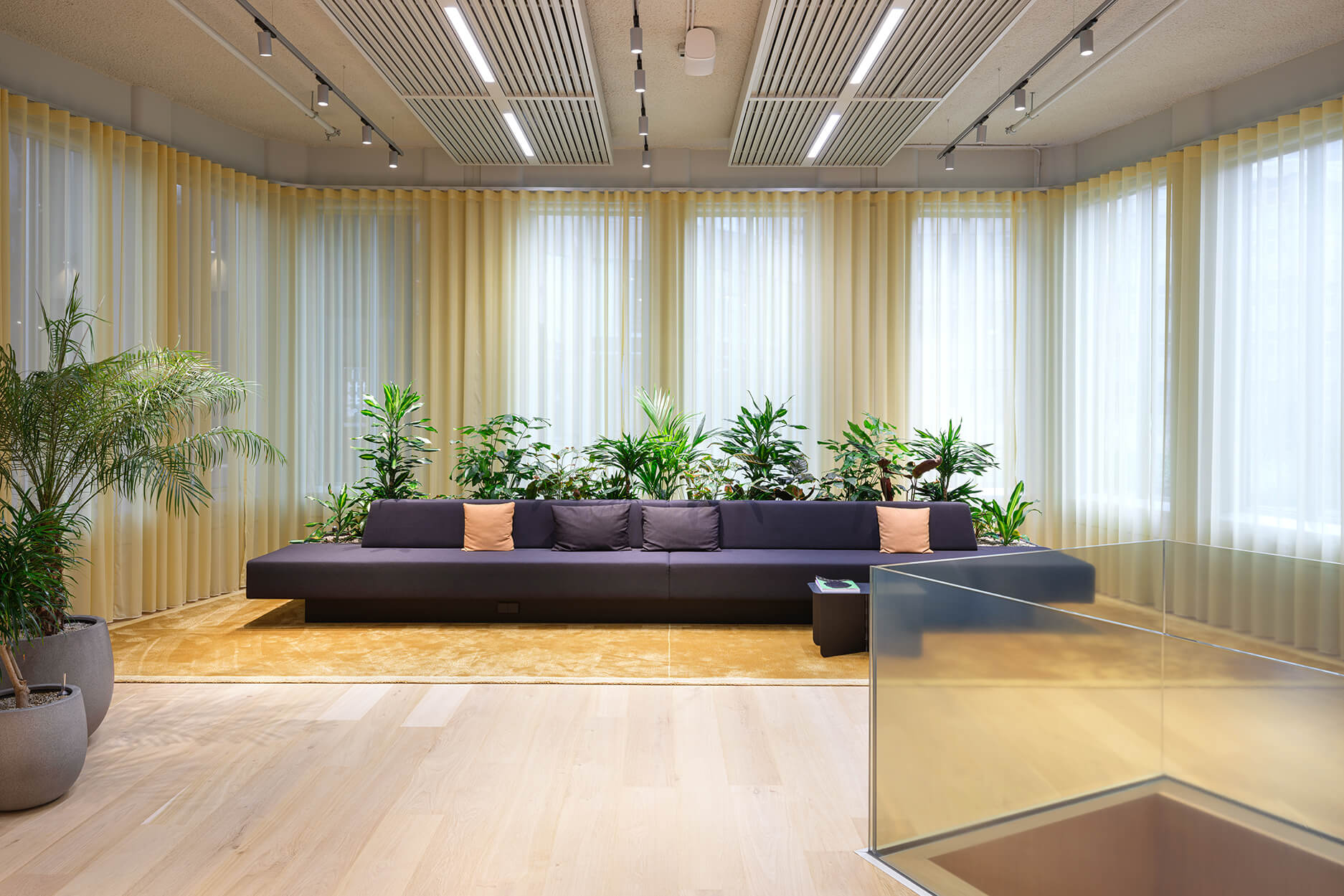 Apto Architects’ workplace concept for the 18,000 m² Tripolis office in Amsterdam, featuring sustainable office design, collaborative workspaces, and efficient circulation.